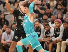 IM体育官方网站-黄蜂领袖球员因违规行为被禁赛，球队面临困境的简单介绍