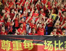 IM体育数据分析平台-比赛受到球迷热情关注，现场氛围热闹非凡