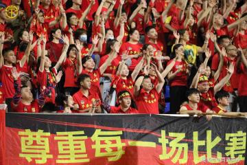 IM体育数据分析平台-比赛受到球迷热情关注，现场氛围热闹非凡