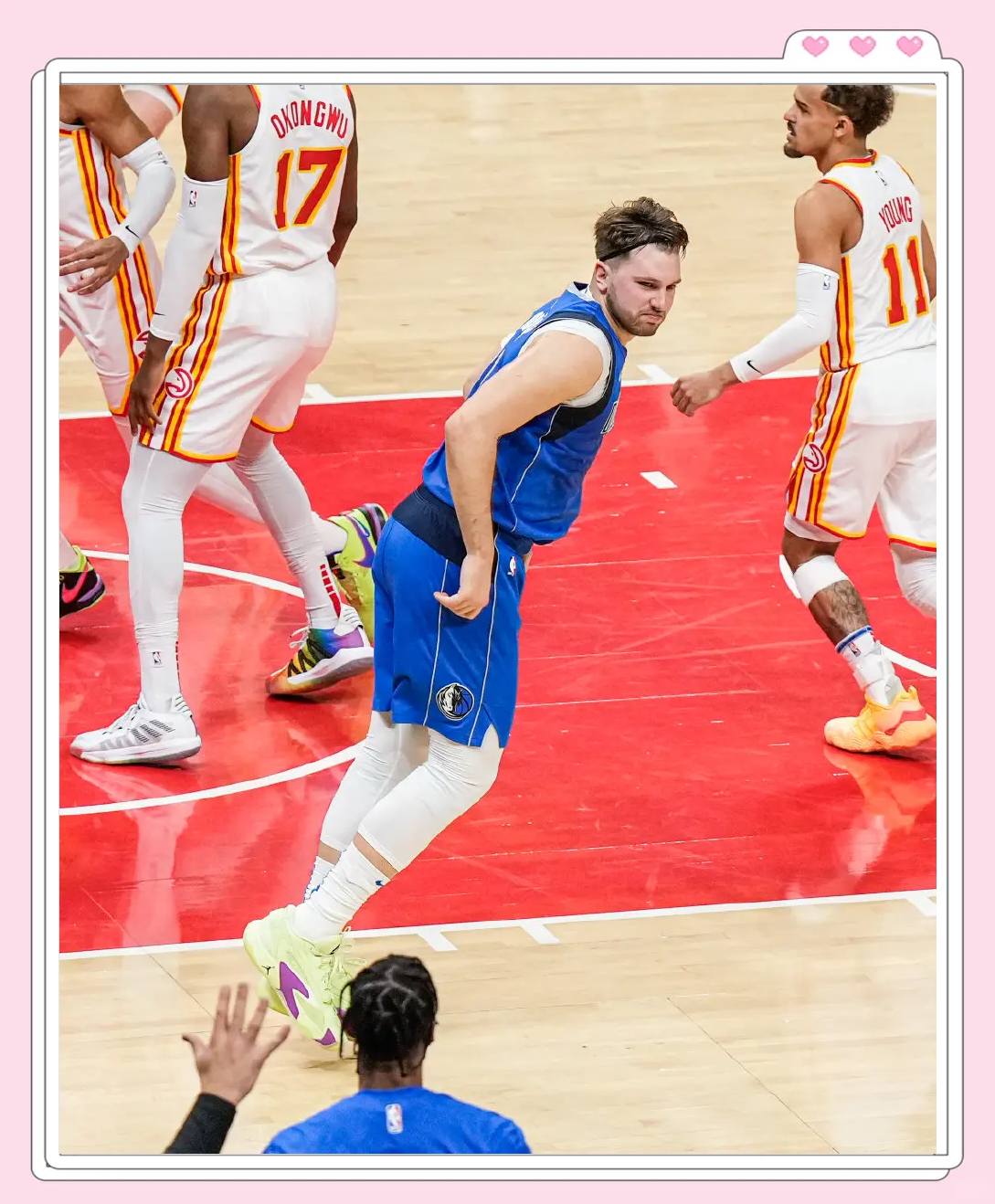 IM体育-小牛队球员东契奇压哨三分绝杀对手