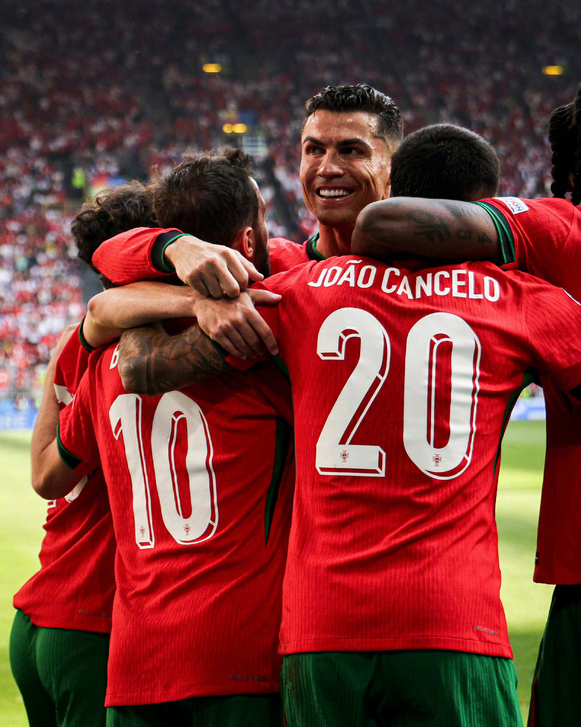 IM体育在线注册-葡萄牙逼平智利，欧洲杯小组赛不败的简单介绍