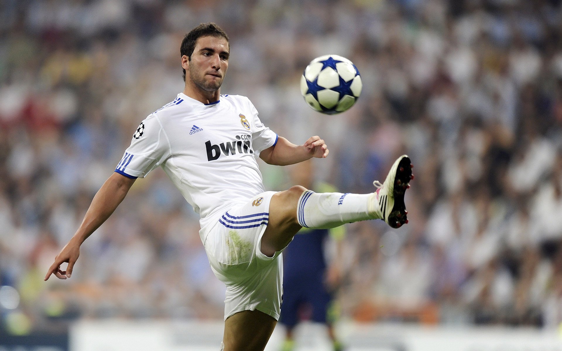 IM体育app-太阳踏平广东队，德罗赞在欧冠淘汰赛接管比赛，跨越时空的竞技传奇